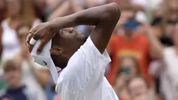 Petenis AS, Christopher Eubanks merayakan setelah mengalahkan Stefanos Tsitsipas dari Yunani dalam pertandingan tunggal putra pada hari kedelapan kejuaraan tenis Wimbledon di London, Senin, 10 Juli 2023. (AP Photo/Alastair Grant)
