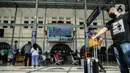 Calon penumpang tiba di Stasiun Senen, Jakarta, Sabtu (23/10/2021). PT Kereta Api Indonesia (Persero) kembali memperbolehkan anak-anak usia di bawah 12 tahun naik KA Jarak jauh mulai 22 Oktober 2021. (Liputan6.com/Faizal Fanani)