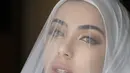 Baju kurung tersebut dipadukan dengan kerudung putih dengan gaya lilit leher dipadukan mengenakan veil. [@joiceanata]