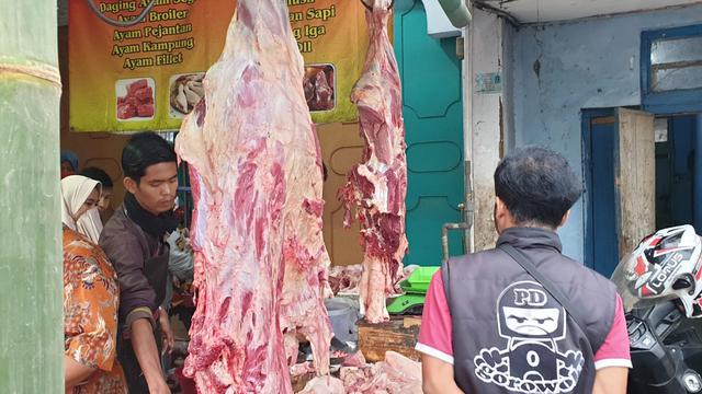 Sejumlah pembeli tengah melihat daging di kawasan pasar Induk Ciawitali, Garut menjelang Ramadan. (Liputan6.com/ Jayadi Supriadin)