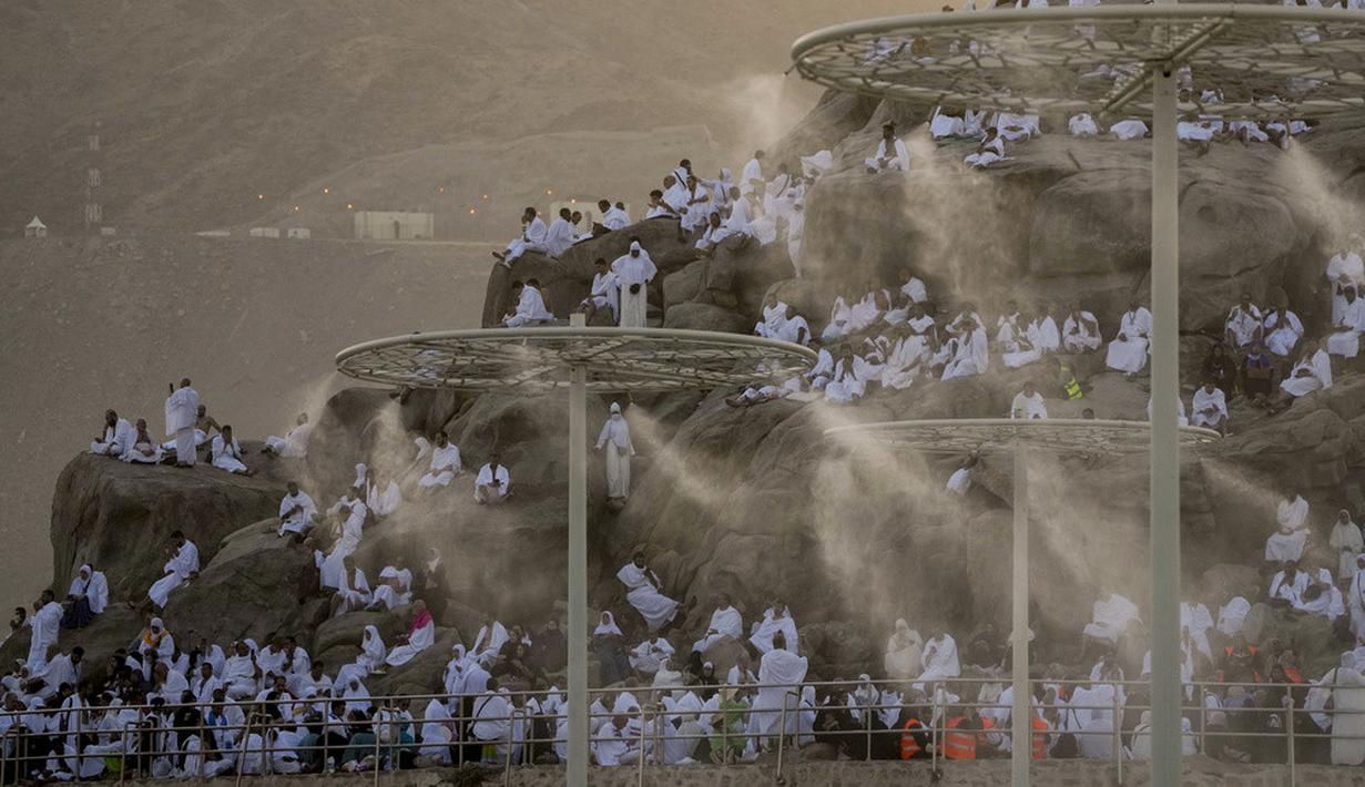 <p>Berdasarkan aplikasi cek suhu dan cuaca Weather, suhu di Padang Arafah sejak pukul 10.00 hingga 16.35 (waktu setempat) berkisar antara 42 hingga 45 derajat Celcius. (AP Photo/Amr Nabil)</p>