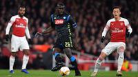 Bek Napoli, Kalidou Koulibaly, menjadi korban ejekan rasialis oknum suporter Arsenal pada laga leg pertama perempat final Liga Europa di Stadion Emirates, Kamis (11/4/2019). (AFP/Ben Stansall)
