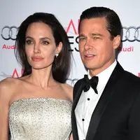 Brad Pitt-Angelina Jolie dapatkan peran suami istri di film 'Mr and Ms Smith'.  Keduanya memiliki chemistry yang kuat sehingga para penggemar berharap keduanya menikah. Kini Brad and Angelina menikah. (AFP/Bintang.com) 