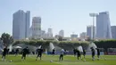 Para pemain Korea Selatan melakukan pemanasan selama sesi latihan tim di Al Egla Training Site 5 di Doha, Qatar, Rabu, 23 November 2022. Korea Selatan akan bertanding melawan Uruguay pada pertandingan perdana Grup H Piala Dunia 2022 Qatar, Kamis (24/11/2022) pukul 20.00 WIB. (AP Photo/Lee Jin-man)