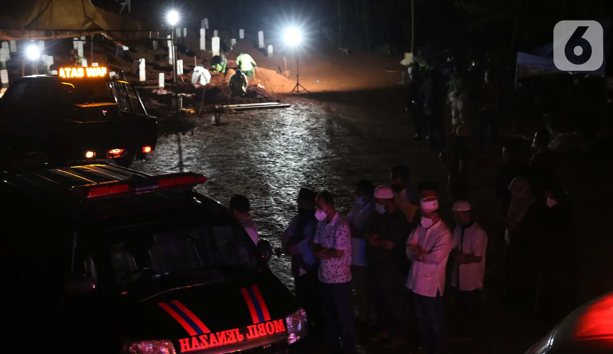Kerabat melakukan salat jenazah di area pemakaman protokol COVID-19 di TPU Pondok Ranggon, Jakarta, Kamis (24/9/2020). Hingga Kamis (24/9), ada 4.634 kasus baru sehingga jumlah kasus Covid-19 di Indonesia mencapai 262.022 orang, sembuh 191.853, meninggal 10.105. (Liputan6.com/Helmi Fithriansyah)