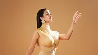 Prinsa Mandagie Gambarkan Sakitnya Bertahan Sendiri Lewat Single Terbaru