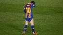 Penyerang Barcelona, Lionel Messi berdiri di lapangan saat kontra Real Madrid pada pertandingan Liga Spanyol bertajuk El Clasico di Estadio Alfredo Di Stefano, Minggu dinihari WIB (11/4/2021). Real Madrid kembali sukses taklukkan rival abadinya Barcelona 2-1. (AP Photo/Manu Fernandez)