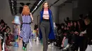 Model menampilkan busana unik label Fyodor Golan edisi Fall/Winter 2017 selama London Fashion Week di London, 17 Februari 2017. Label asal Inggris itu menunjukkan busana yang unik dan inspirasinya datang dari meja kerja. (NIKLAS HALLE'N/AFP)