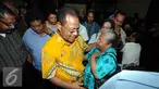 Terdakwa kasus korupsi proyek pembangunan PLTA di Sungai Membramo dan Urumka Papua tahun anggaran 2009-2010 Barnabas Suebu saat bertemu kerabatnya usai menjalani sidang vonis di Pengadilan Tipikor Jakarta, Kamis (19/11/2015). (Liputan6.com/Helmi Afandi)