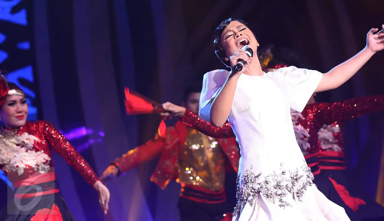 Penampilan Lesti asal Indonesia dalam Grand Final D'Academy Asia 2015 di Studio 5 Indosiar, Jakarta, Senin (28/12). Malam puncak grand final D'Academy Asia akan digelar pada 29 Desember malam. (Liputan6.com/Herman Zakharia)