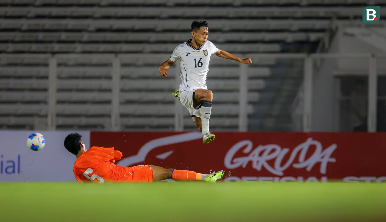 Pemain Timnas Indonesia U-22, Dony Tri Pamungkas (kanan) berusaha melewati penjagaan pemain India, Brahmacharimayum Sumit Sharma dalam laga uji coba di Stadion Madya, Senayan, Jakarta, Minggu (13/10/2025). (Bola.com/Bagaskara Lazuardi)