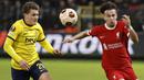 Pemain Liverpool, Kaide Gordon (kanan), berebut bola dengan pemain Union Saint-Gilloise, Alessio Castro-Montes, dalam laga terakhir Grup E Liga Europa 2023/2024 yang berlangsung di Lotto Park, Brussels, Jumat (15/12/2023) dini hari WIB. (AP Photo/Geert Vanden Wijngaert)