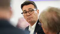 Andy Burnham dari Inggris tampak sedang mengamati situasi saat berkunjung ke Humphrey Booth Resource Centre di Manchester, Inggris tengah, pada 9 Oktober 2026. (Christopher Furlong/POOL/AFP)