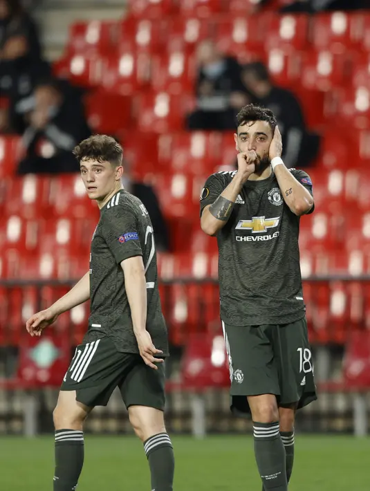 Gelandang Manchester United, Bruno  Fernandes (kanan) berselebrasi usai mencetak gol ke gawang Granada pada pertandingan leg pertama perempat final Liga Europa di stadion Los Carmenes di Granada, Spanyol, Jumat (9/4/2021). MU menang atas Granada 2-0. (AP Photo/Fermin Rodriguez)