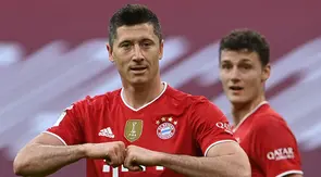 Robert Lewandowski telah menjadi salah satu pemain terbaik di dunia dalam dua tahun terakhir meski gagal mendapatkan gelar Ballon d'Or. Ia juga merupakan kunci lolosnya Bayern Munchen ke fase gugur Liga Champions. Lewi saat ini tercatat mengoleksi 9 gol dalam 6 penampilannya. (AFP/Christof Stache)