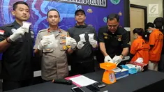 Wakapolres Tangsel Kompol Arman (kedua kanan) dan Kasat Resnarkoba Polres Tangsel AKP Kresno Wisnu Putranto (kiri) menunjukkan barang bukti berserta tersangka kasus narkoba jenis sabu saat rilis di Mapolres Tangerang Selatan, Banten, Selasa (7/5/2019). (merdeka.com/Arie Basuki)