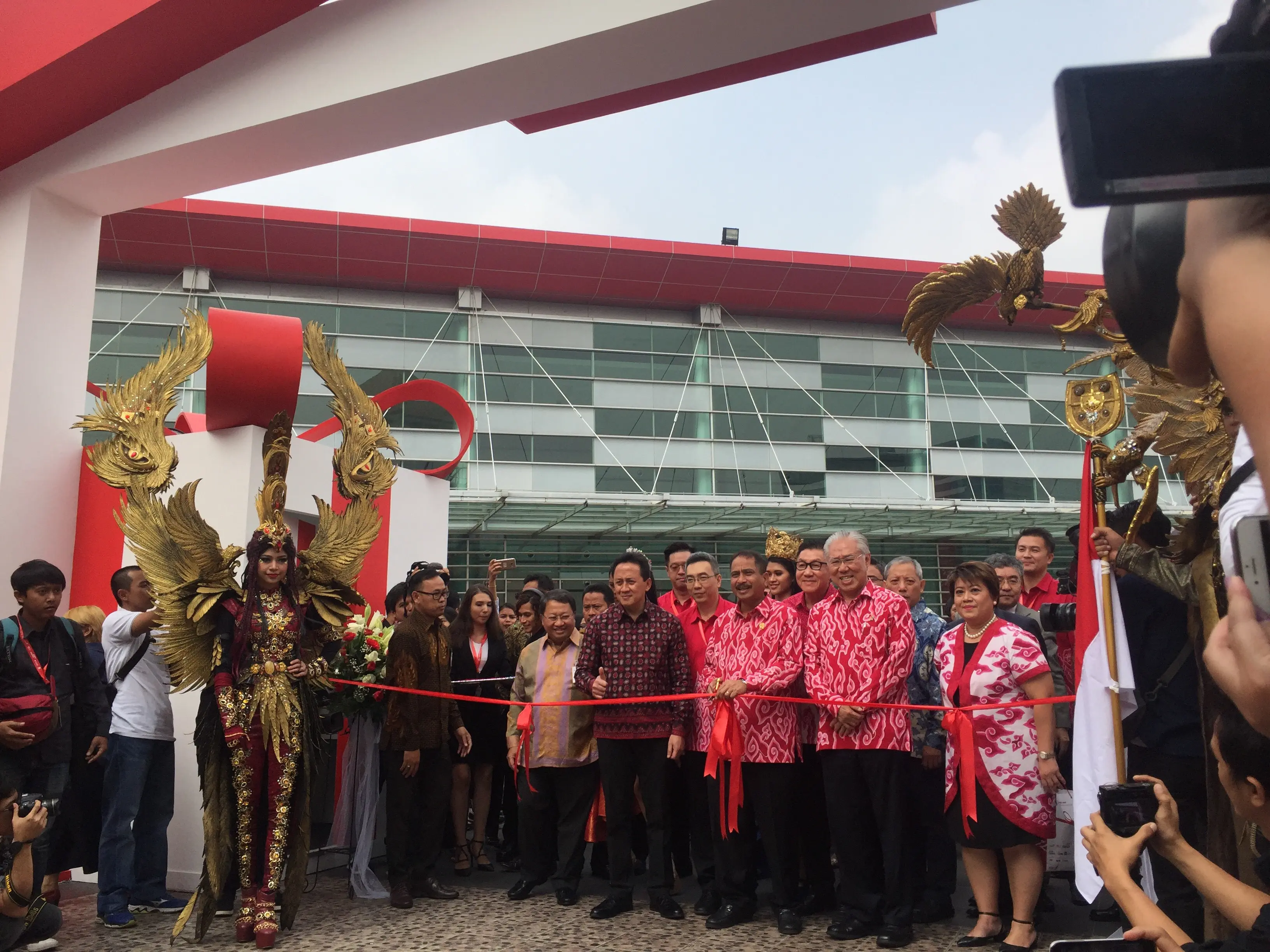 Mendag Enggartiasto Lukito dan Menpar Arief Yahya melakukan pemotongan pita. (Foto: Yuni Arta)