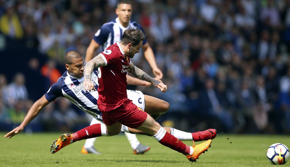 Pemain West Bromwich Albion, Salomon Rondon (kiri) menghalau bola dari kejaran pemain Liverpool, Danny Ings pada lanjutan Premier League di The Hawthorns, West Bromwich, (21/4/2018).  West Bromwich imbangi Liverpool 2-2. (Nigel French/PA via AP)
