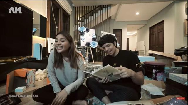 Bukan Kado Jokowi, Hadiah Buku dari Fans yang Bikin Atta Halilintar dan Aurel Hermansyah Heboh