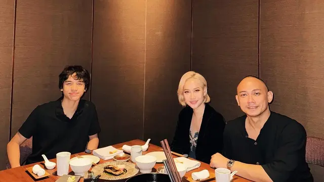 Bunga Citra Lestari dan Tiko Rayakan kompak kenakan baju hitam saat Ulang Tahun Noah Sinclair ke-15 . [@itsmebcl]