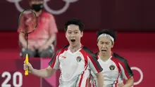 Ganda putra Indonesia Kevin Sanjaya/Marcus Gideon memasukan poin melawan pasangan India Chirag Shetty/Satwiksairaj Rankireddy pada cabang bulu tangkis Olimpiade Tokyo 2020 di Musashino Forest Sports Plaza, Tokyo, Senin (26/7/2021). Kevin/Marcus menang 21-13 dan 21-12. (AP Photo/Markus Schreiber)