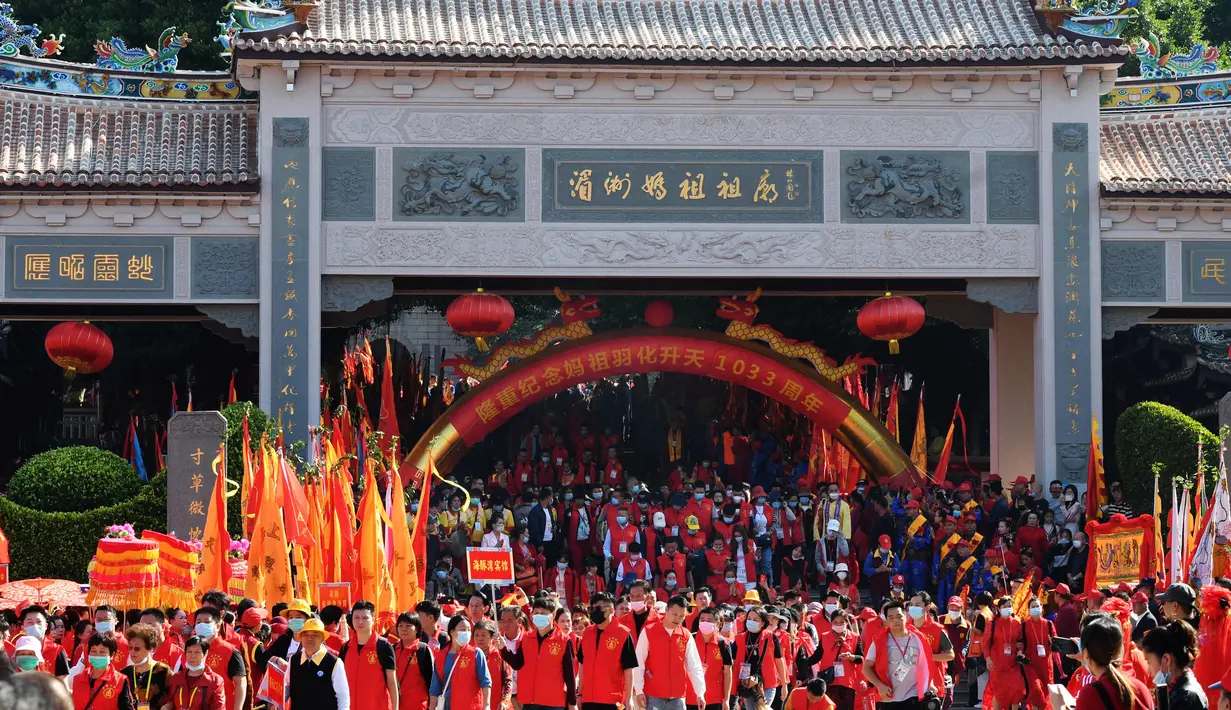 Para penganut dan patung dewi laut China Mazu terlihat dalam parade keliling Pulau Meizhou di Kota Putian, Provinsi Fujian, China, 25 Oktober 2020. Pada 2009 lalu, kepercayaan dan adat istiadat Mazu dimasukkan dalam Daftar Warisan Budaya Takbenda kategori Kemanusiaan UNESCO. (Xinhua/Wei Peiquan)
