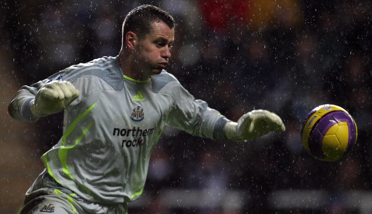 Assist pertama dibuat saat Newcastle United menang 5-1 atas tuan rumah Coventry City di pekan ke-6 Liga Inggris musim 1998/1999 (19/9/1998). Sementara assist keduanya dibuat di pekan ke-7 di musim yang sama saat menang 2-0 atas tamunya Nottingham Forest (26/9/1998). (AFP/Paul Ellis)