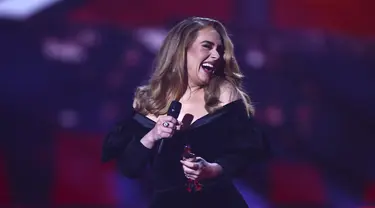 Adele menerima penghargaan Album of the Year pada BRIT Awards 2022 di London, Inggris, 8 Februari 2022. Album 30 milik Adele berhasil menjadi Album of the Year pada BRIT Awards 2022. (Photo by Joel C Ryan/Invision/AP)