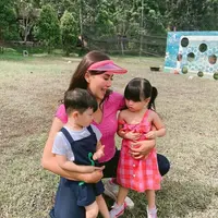 Syahnaz sering kali membagikan potretnya bersama si kembar di media sosial. Jika dilihat Syahnaz sangat dekat dengan buah hatinya