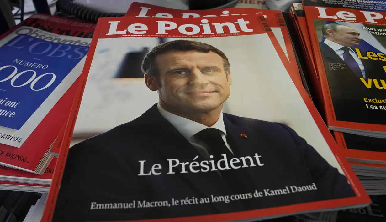 <p>Edisi khusus majalah dengan halaman depan menampilkan Presiden Prancis Emmanuel Macron dan dirilis terlihat di sebuah kios berita di Paris, Senin (25/4/2022). Emmanuel Macron akhirnya berhasil memperpanjang masa jabatannya sebagai Presiden Prancis hingga lima tahun ke depan pada hari Minggu, setelah mengalahkan kandidat dari partai sayap kanan Marine Le Pen. (AP Photo/Michel Euler)</p>