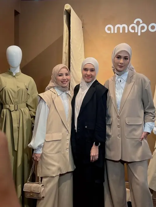 Tak hanya dari segi pakaian, Paula juga melengkapi penampilannya dengan makeup natural dan aksesori minimalis. Dengan gaya yang clean dan polished, ia sukses menunjukkan bagaimana tampilan seorang lady boss bisa tetap anggun tanpa terkesan berlebihan. [@paula.verhoeven].