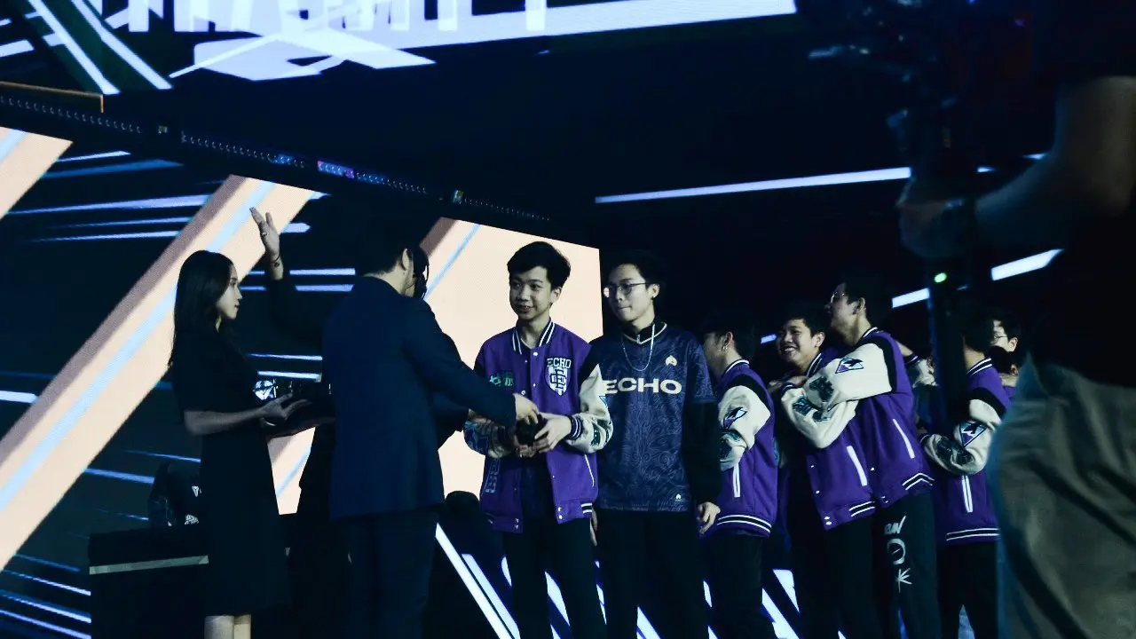 Pemain Echo saat menerima cincin juara Turnamen esports Mobile Legends M4 World Championship