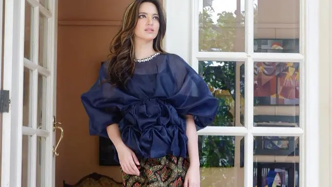[Bintang] Bukan Cuma untuk Kondangan, Begini Padu-padan Baju Kasual Etnik Nia Ramadhani yang Super Chic