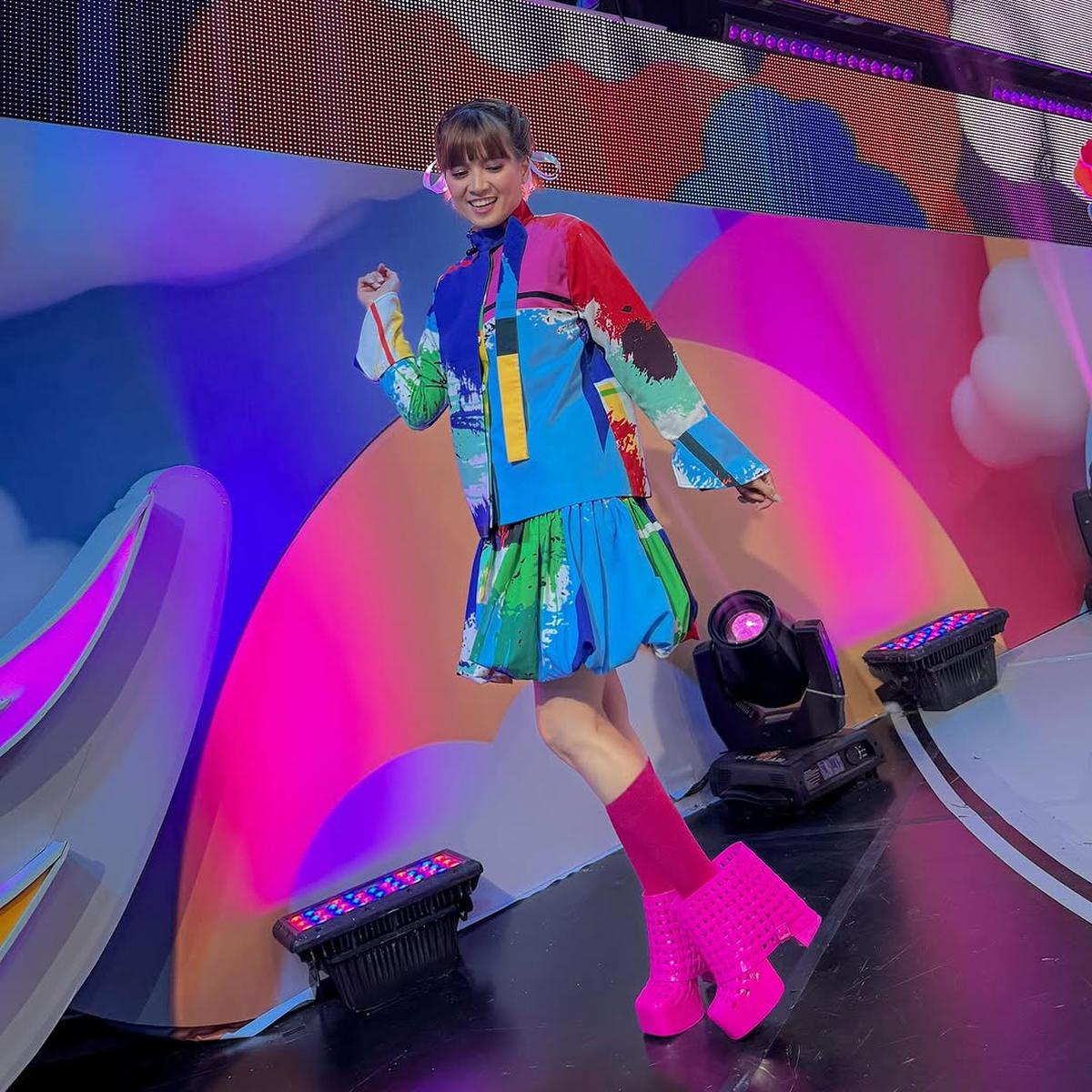 Potret Terbaru Chika Jessica dengan Outfit Warna-Warni, Netizen Salfok Sama Sepatunya