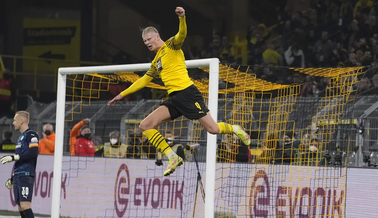 Penyerang Borussia Dortmund Erling Haaland merayakan gol keduanya yang dicetak ke gawang Greuther Fuerth pada laga pekan ke-16 Bundesliga di Signal Iduna Park, Kamis (16/12/2021) dini hari WIB. Borussia Dortmund mampu meraih kemenangan 3-0 atas Greuther Fuerth. (AP Photo/Martin Meissner)