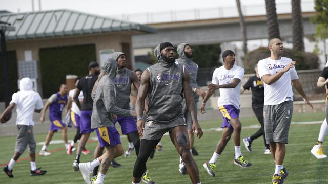 Pemain LA Lakers, LeBron James saat berlatih dengan rekan-rekannya di El Segundo, Calif, Rabu (30/1/2020).