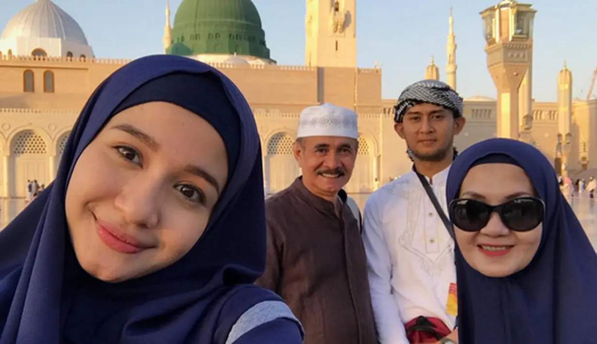 "Alhamdulillah Alhamdulillah Alhamdulillaaahhh.. terimakasih yaAllah.. semoga teman2 yang ingin umroh,diberi kemudahan & kelancaran. amiiinnnnn🙏🏼🤗 <jangan pernah berhenti berdoa yaa> *love" tulis Laudya Chintya Bella. (Instagram/laudyacynthiabella)