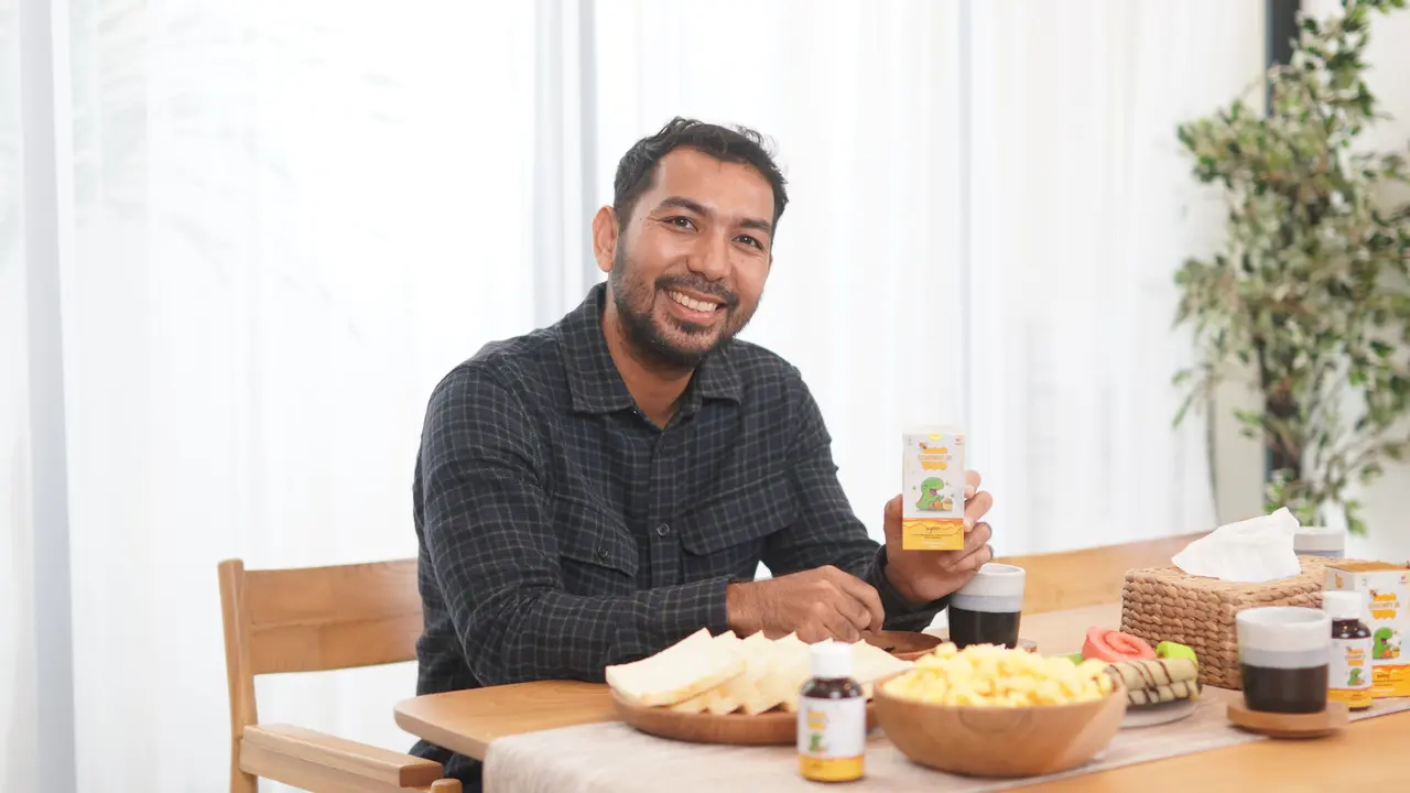Madu Sohoney Jr, dirancang khusus untuk anak usia satu tahun ke atas, produk ini mengombinasikan madu murni dengan bahan alami seperti ekstrak temulawak, kunyit, dan pegagan. (Liputan6.com/Jayadi Supriadin)