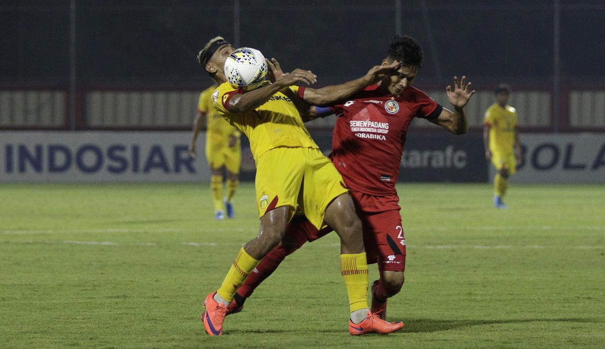 Gelandang Bhayangkara FC, Bruno Matos, berebut bola dengan bek Semen Padang, Dedy Gusmawan, pada laga Shopee Liga 1 di Stadion PTIK, Jakarta, Sabtu (2/11). Bhayangkara bermain imbang 2-2 atas Semen Padang. (Bola.com/Yoppy Renato)