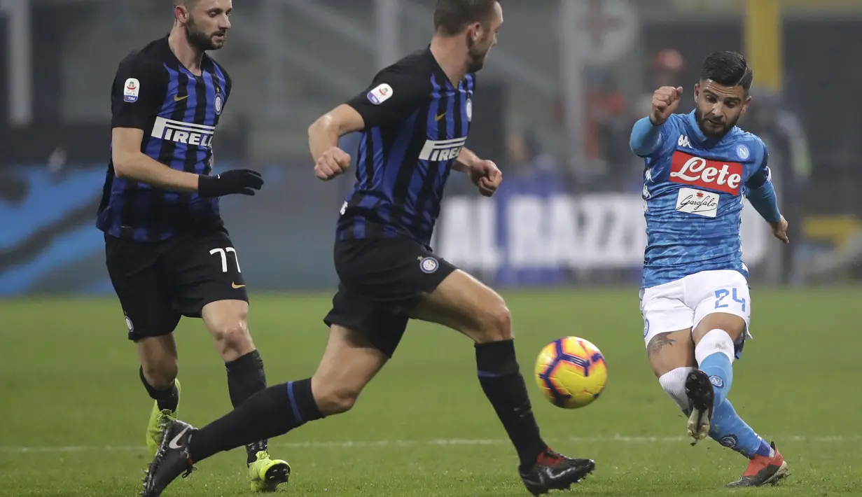 Penyerang Napoli, Lorenzo Insigne, menendang bola saat melawan Inter Milan pada laga Serie A di Stadion San Siro, Rabu (26/12). Inter Milan menang 1-0 atas Napoli. (AP/Luca Bruno)