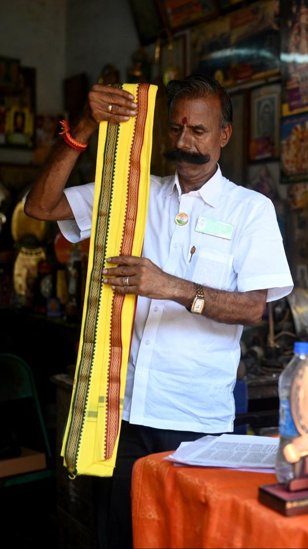 Padmarajan bahkan mengaku sebagai 'Raja Pemilu' lantaran sudah berkali-kali mengikuti pemilihan.&nbsp;Foto: Idrees Mohammed/AFP