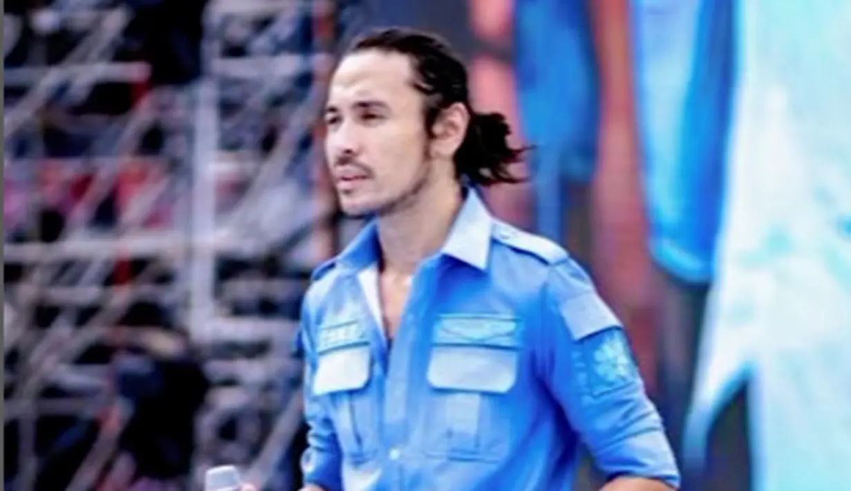 Ello memang memiliki gaya khas dengan rambut panjangnya. [Foto: Instagram/marcellover_tahitoe]