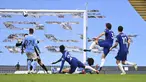 Bek Chelsea, Marcos Alonso saat mencetak gol ke gawang Manchester City pada pertandingan lanjutan Liga Inggris di Stadion Etihad di Manchester, Sabtu (8/5/2021). Chelsea menang atas Man City 2-1. (Laurence Griffiths/Pool via AP)