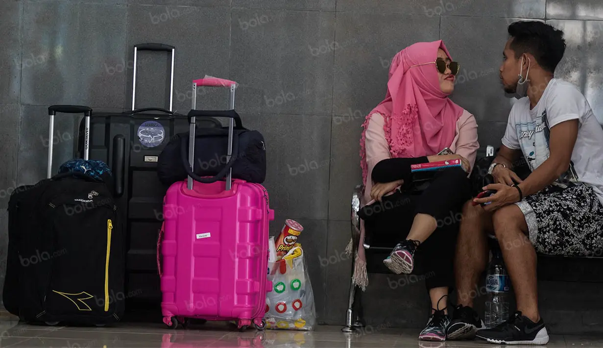 Andik Vermansah bersama kekasih menunggu keberangkatan menuju Yogyakarta dengan menggunakan kereta dari Stasiun Balapan, Solo. (Bola.com/Vitalis Yogi Trisna)