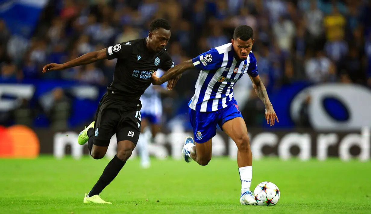 Pemain Club Brugge Kamal Sowah (kiri) berebut bola dengan pemain FC Porto Galeno pada pertandingan sepak bola Grup B Liga Champions di Stadion Dragao, Porto, Portugal, 13 September 2022. Brugge berhasil mengalahkan Porto dengan skor 4-0. (AP Photo/Luis Vieira)