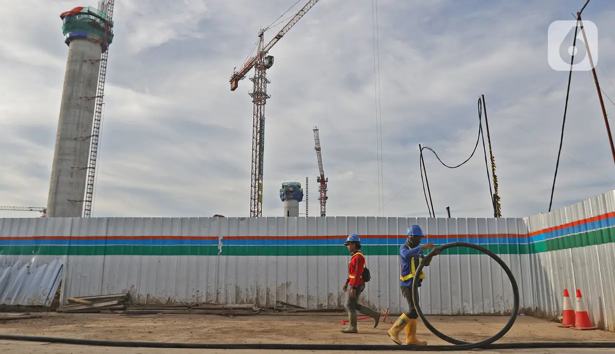 Pekerja menyelesaikan pembangunan Jakarta International Stadium atau Stadion Bersih, Manusiawi, dan Wibawa (BMW) di kawasan Papanggo, Tanjung Priok, Jakarta, Selasa (10/3/2020). Pembangunan Jakarta International Stadium telah mencapai 19,6 persen. (Liputan6.com/Herman Zakharia)