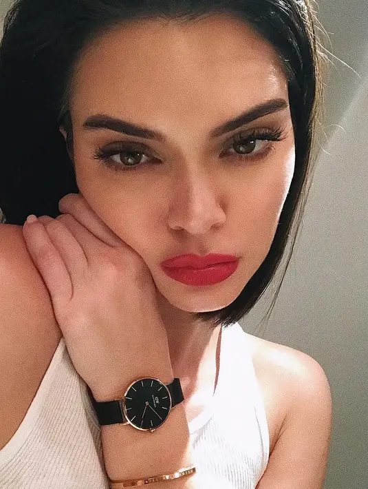 Namun sepertinya, kini Kendall mengubah bentuk wajah yang menurutnya tak sempurna. (instagram/kendalljenner)