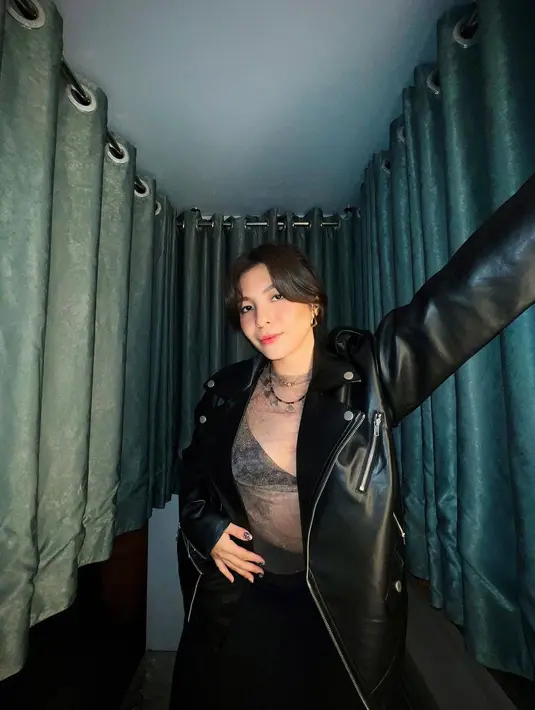 Jaket kulit dan rok panjang yang ia kenakan jadi sentuhan rock n roll pada tampilan Shalom Razade [@sharazaaa]
