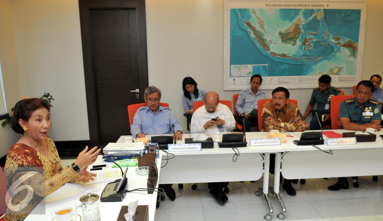 Suasana saat konferensi pers mengenai rencana penenggelaman kapal di Kantor Kementerian, Jakarta, Kamis (15/10/2015). Susi berencana akan menenggelamkan 14 dari 18 kapal pada 19-20 Oktober 2015. (Liputan6.com/Andrian M Tunay)