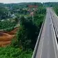 Dari pantauan udara di atas Jembatan Cisomang, kendaraan tampak leluasa memacu kecepatan. 